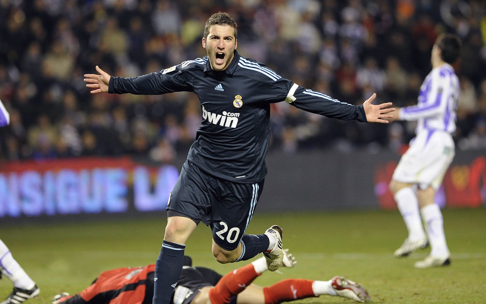 逆天神技：那些在欧冠赛场上令人窒息的精彩瞬间，欧冠十大经典比赛